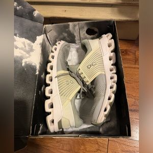 Women’s Size 8.5 Onclouds